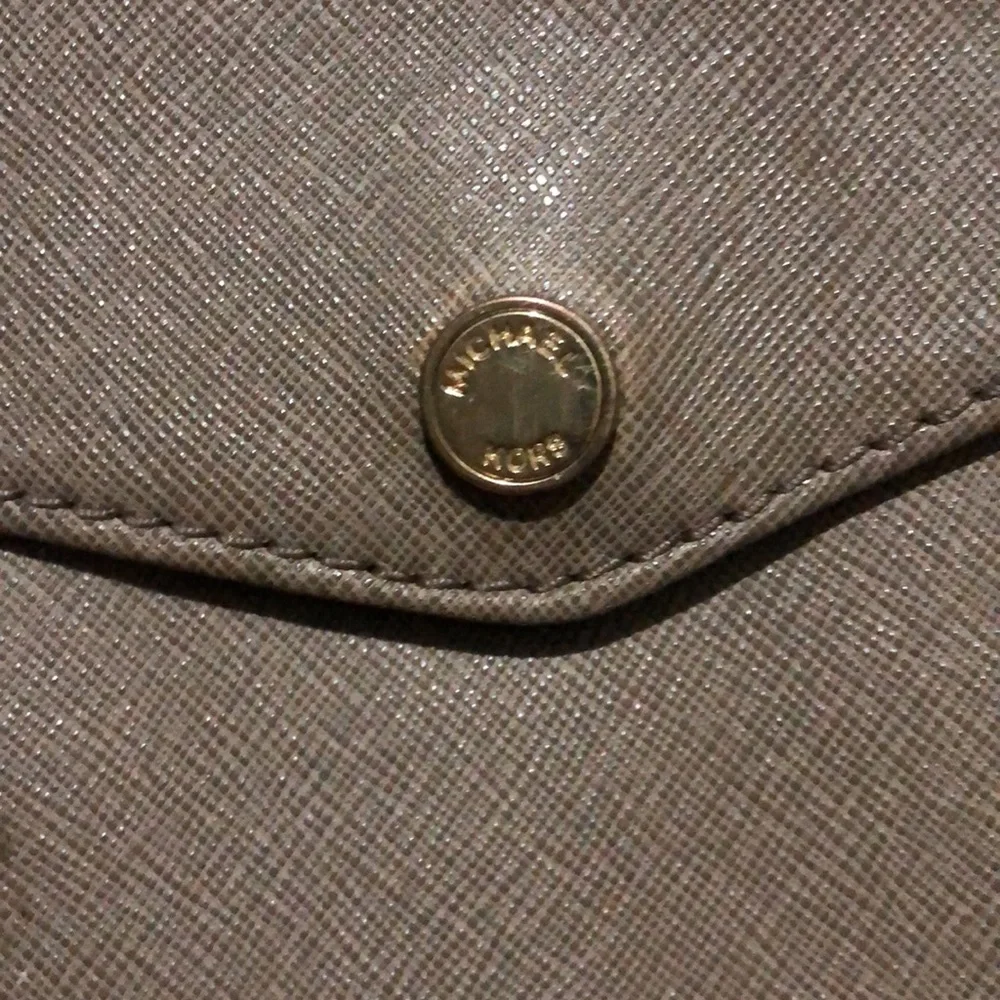 Authentic mikel kors bag with authenticity code written on buttons - Picture 3 of 9